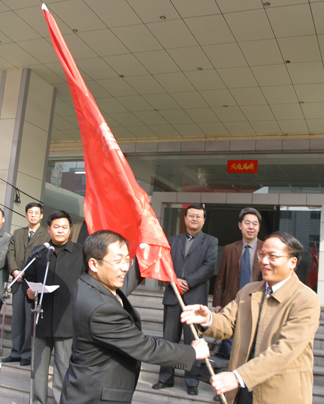 山西省卫生厅原副厅长李书凯为焦安国授“三晋行”队旗