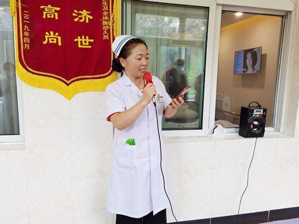 护理部李主任演唱《陕北姑娘》。
